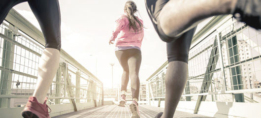 Personas corriendo por un puente