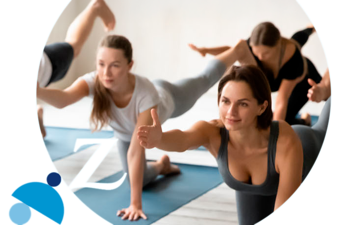 gente en una clase de yoga