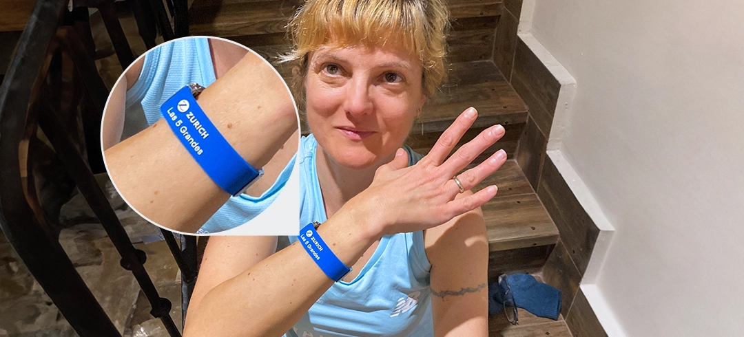 Laura Delgado enseñando la pulsera de Las 5 Grandes de Zurich