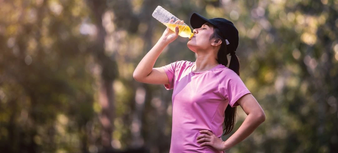 Chica bebiendo bebida con sales minerales