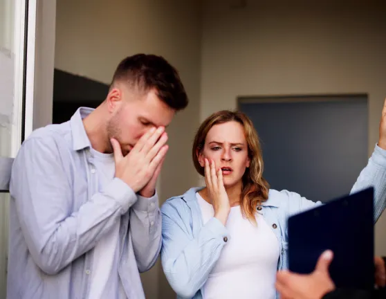 Pareja preocupada por la ocupación de su vivienda