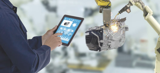 persona con tablet gestionando una máquina
