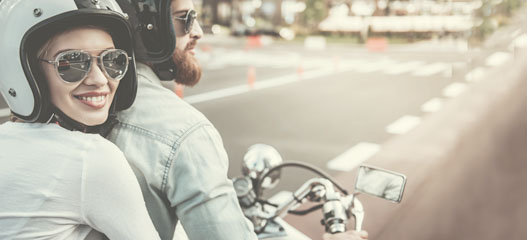 pareja en una moto custom