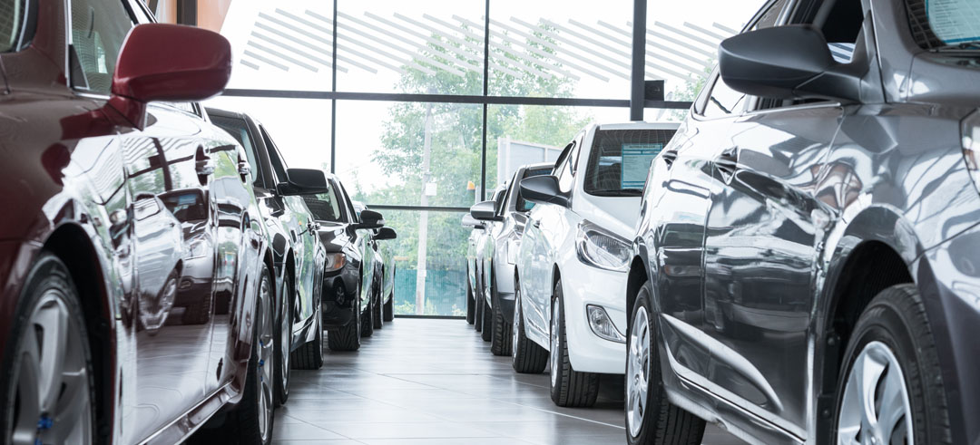 Varios coches expuestos en un concesionario de automóviles